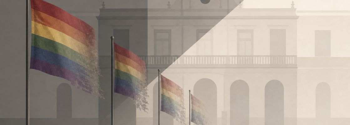 Fachada municipal abstracta con banderas arcoíris desvanecidas que simbolizan la falta de políticas LGTBI en Castelló.